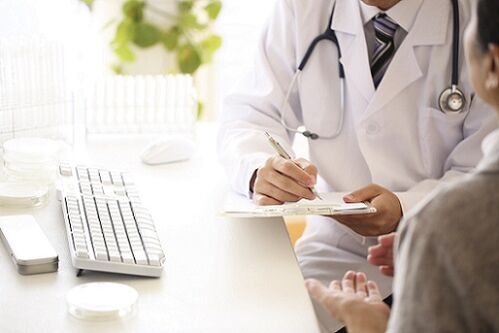 unha visita ao médico para tratar os parasitos no corpo